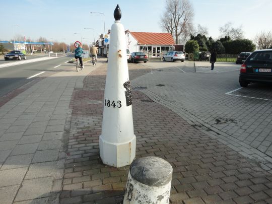 Bestand:Oude en nieuwe grenspaal s.jpg