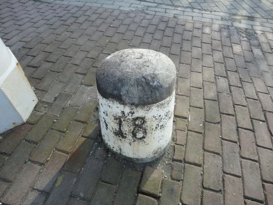 Bestand:Oude grenspaal s.jpg