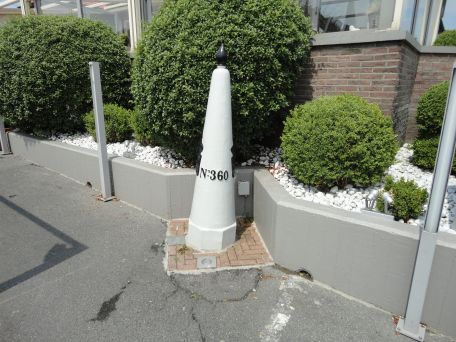 Bestand:Grenspaal 360 s.jpg