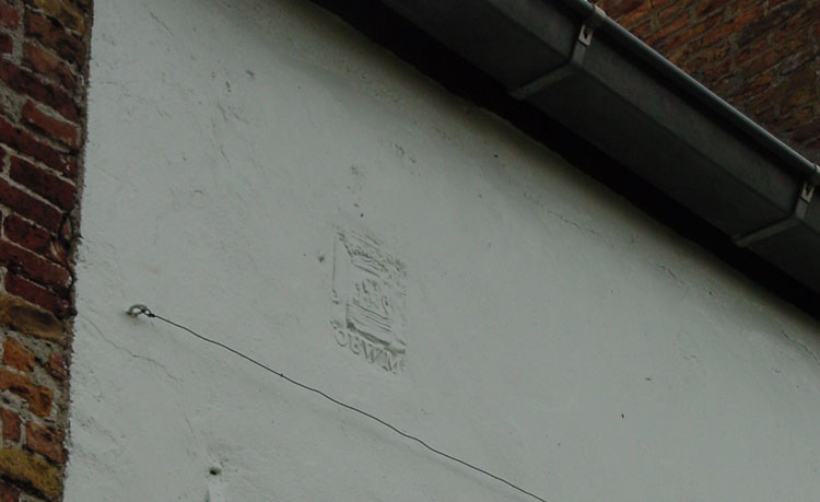 Bestand:Marktplein14-wapenzijkant.jpg